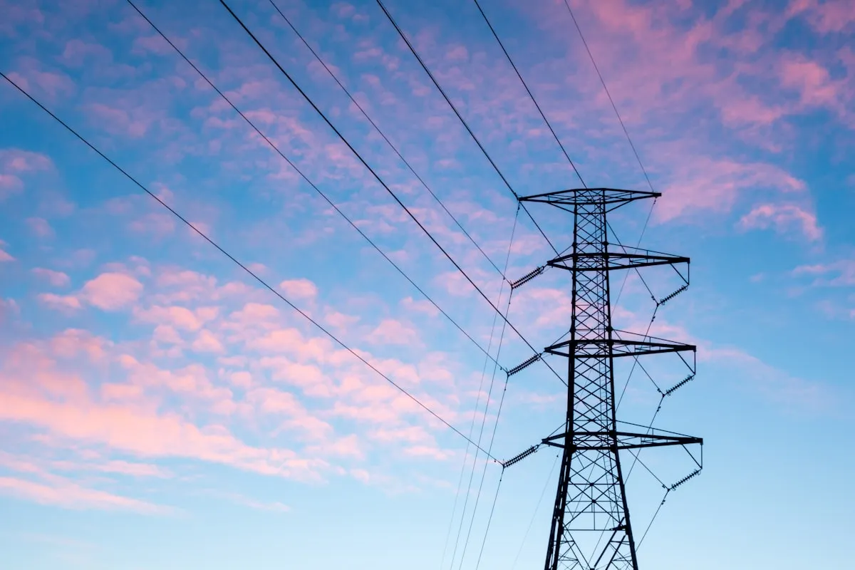 Strommast vor blauem Himmel als Symbol für Energietechnik